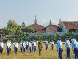 Latih Kekompakan dan Tanamkan Kedisiplinan, Anggota Koramil 21/Bulukerto Latih PBB Pelajar SMP N1