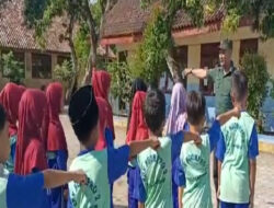 Tanamkan Disiplin, Babinsa Koramil 16/ Pangkur Latih PBB Siswa SDN 2 Ngompro