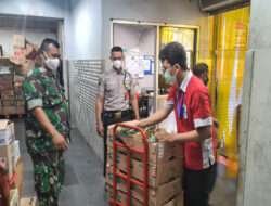 Cek Harga Sembako, Babinsa Jajar Sambangi Swalayan Superindo