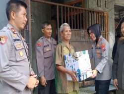 Jumat Curhat, Kapolres Pelabuhan Tanjung Perak Berbagi Paket Sembako ke Warga