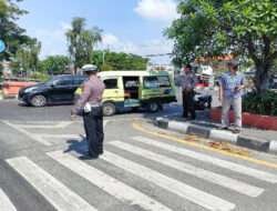 Polsek Kenjeran dan Pawas Bersatu Atasi Kemacetan di U Turn SMA 19