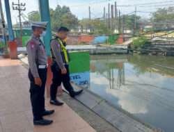 Personil Polsek Asemrowo Jaga Kondisi Debit Pompa Air Balong II