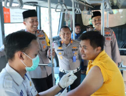 Peringati HUT Bhayangkara ke77 Polres Gresik Lakukan Pelayanan Kesehatan Gratis