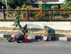 Kompak…!! Babinsa Kelurahan Pajang Bersama Linmas Gotong Royong Bersihkan Lingkungan