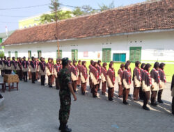 Tanamkan Disiplin Sejak Dini, Anggota Kodim 0802/Ponorogo Latih Baris Berbaris Santriwati Pondok Walisongo