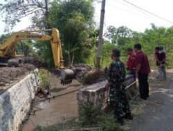 Turunkan Alat Berat, Koramil Maron Bersihkan Sungai