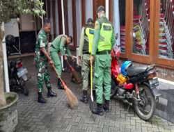 Ciptakan Lingkungan Bersih, Babinsa Bersama Linmas Kelurahan Bumi Laksanakan Kerja Bakti