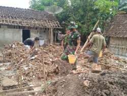 Babinsa Koramil 0805/11 Widodaren Gotong -Royong Bantu Warga Bangun Rumah