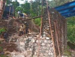 Tingkatkan Konektivitas Antar Wilayah, Program Pra TMMD Ke-117 Kodim 0801/Pacitan Bangun Jembatan