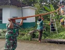 Ringankan Beban Warga, Babinsa Bantu bangun Rumah