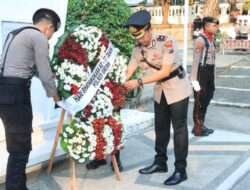 Menjelang Hari Bhayangkara ke 77, Polres Gresik Gelar Tabur Bunga di Taman Makam Pahlawan