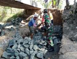 Gotong Royong, Babinsa Kodim 0802/Ponorogo dan Warga Kerja Bakti Pelebaran Jembatan