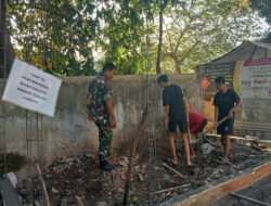 Gandeng Karangtaruna, Babinsa Kelurahan Karangasem Gotong Royong Bangun Pos Ronda