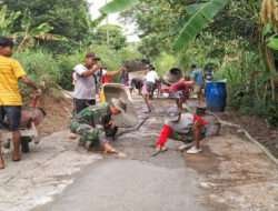 Hadir di Tengah Masyarakat, Babinsa Koramil 13/Nogosari Bantu Rabat Jalan