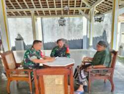 Ikut Lestarikan Warisan Budaya, Babinsa Jayengan Datangi Pengrajin Batik Ndalem Hardjonegaran
