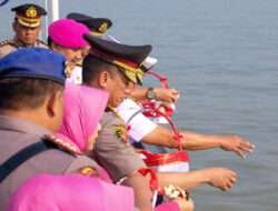 Peringati Hari Bhayangkara ke – 77 Wakapolda Jatim Pimpin Tabur Bunga di Laut Jawa