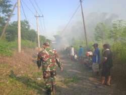 Komunikasi Sosial , Koramil Banyuanyar Kerja Bakti Bersihkan Jalan Desa