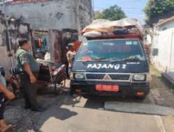 Peduli Kebersihan Babinsa Kelurahan Pajang Bersama DLH Bersihkan Tempat Pembuangan Sampah