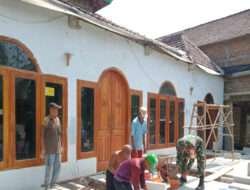 Ciptakan Budaya Gotong Royong, Babinsa Pangkur Melaksanakan Karya Bakti Pembangunan Mushola