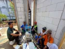 Pantau Situasi Wilayah Binaannya, Babinsa Koramil Karanganyar Komsos Dengan Warga