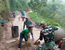 Gerimis Tak Menyurutkan Tekad Para Personil Kodim 0801/Pacitan Dalam Bekerja Pada Pra TMMD Ke-117