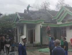 Aksi Cepat Babinsa Koramil 0806/08 Karangan dalam Penanganan Kebakaran di Desa Kerjo