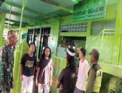 Babinsa Sudiroprajan Ikut Andil dalam Proses Penyembelihan Hewan Qurban