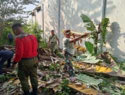 Tingkatkan Gotong Royong Babinsa Bersama Linmas Dan Warga Kerja Bhakti Bersihkan Lingkungan