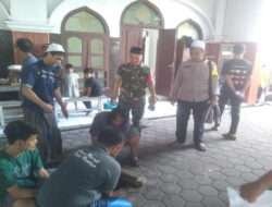 Hari Raya Idul Adha 1444 H, Babinsa Bersama Bhabinkamtibmas Kepatihan Wetan Bantu Proses Penyembelihan Hewan Qurban