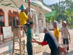 Tingkatkan Sinergitas, Serda Jojon Bersama Warga Gotong Royong Perbaiki Tempat Ibadah