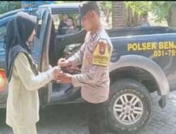 Polisi di Gresik Beri Obat Penenang kepada Warga Yang Depresi Diatas Mobil Patroli