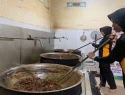 Puluhan Polwan Polres Gresik masak daging kurban siap saji lalu dibagikan ke Ponpes