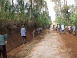 Koramil Sumber Kerja Bakti Bersihkan Jalan Desa