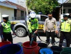 Jelang HUT Bhayangkara ke 77, Polres Gresik Bantu Air Bersih di wilayah terdampak kekeringan