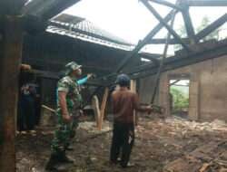 Babinsa Karangtengah Cek Kerusakan Rumah Warga Akibat Gempa Bumi 6.4 SR Di Barat Daya Bantul