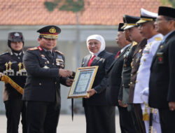 Hari Bhayangkara ke 77 Kapolda Jatim Beri Penghargaan Tan Hana Dharma Mangrwa Kepada Forkopimda Jawa Timur