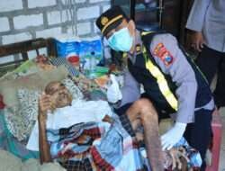Terbaring Selama Enam Bulan karena sakit, Polres Gresik Rujuk Kakek Saeni ke Rumah Sakit