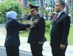 Jajaran Polda Jatim Terima Penghargaan dari Gubernur Jawa Timur di Hari Bhayangkara ke 77