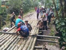 Babinsa Koramil 0806/07 Watulimo dan Warga Padu Bahu-membahu Bangun Jembatan Darurat