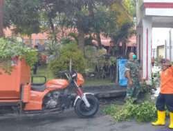 Babinsa Keprabon Laksanakan Kerja Bakti Bersama Warga di Kampung Pancasila