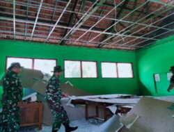 Terdampak Gempa Bantul, TNI dan Warga Sekolah SDN 1 Kepuhsari Bersihkan Reruntuhan Plafon