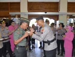 HUT Bhayangkara Ke-77, Korem 074/Wrt Dan Kodim 0735/Ska Berikan Kejutan Kepada Kapolresta Surakarta