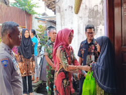 Babinsa Bersama Bhabinkamtibmas Jagalan Dampingi Ibu-Ibu PKK Berikan Bantuan Tambahan Gizi Pada Anak Stunting