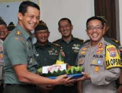 Sinergitas TNI-Polri dalam Perayaan Hari Bhayangkara ke-77: Surprise Nasi Tumpeng untuk Kapolres Trenggalek