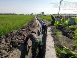 Kerja Bakti, Babinsa Kodim 0802/Ponorogo Bantu Warga Bangun Talud