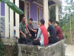 Babinsa Koramil 0806/04 Bendungan Dampingi Perjalanan Mahasiswa Membangun Desa