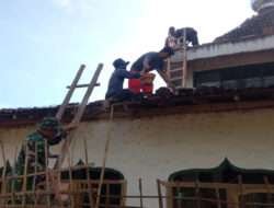 Babinsa Tukulrejo Cepat Tanggap Perbaiki Atap Masjid Pasca Gempa