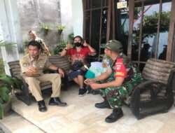 Wujudkan Keakraban Dengan Sebotol Minuman Dingin, Babinsa Gelar Komsos