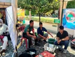 Sembari Komsos Dengan Pedagang, Babinsa Jebres Pantau Harga Ikan Segar