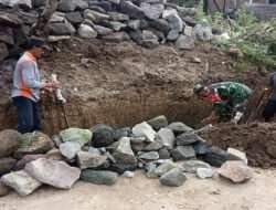 Percepatan Pembangunan Desa, Babinsa Bantu Pembuatan Talud